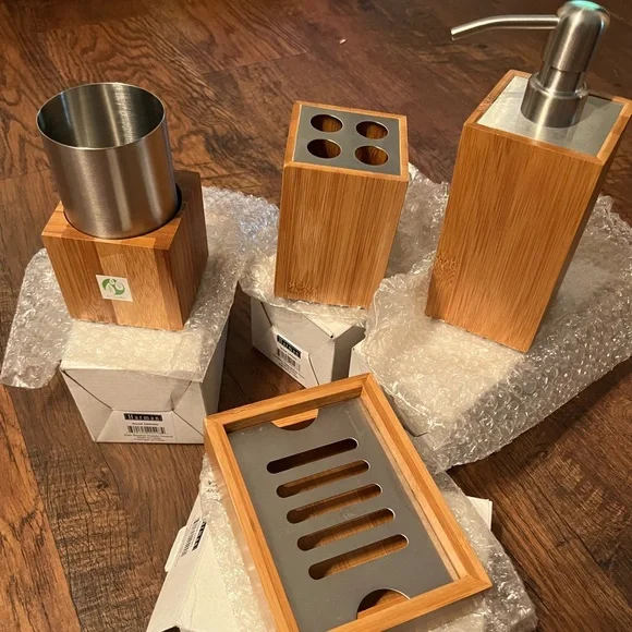 Bathroom set - Picture 1 of 7